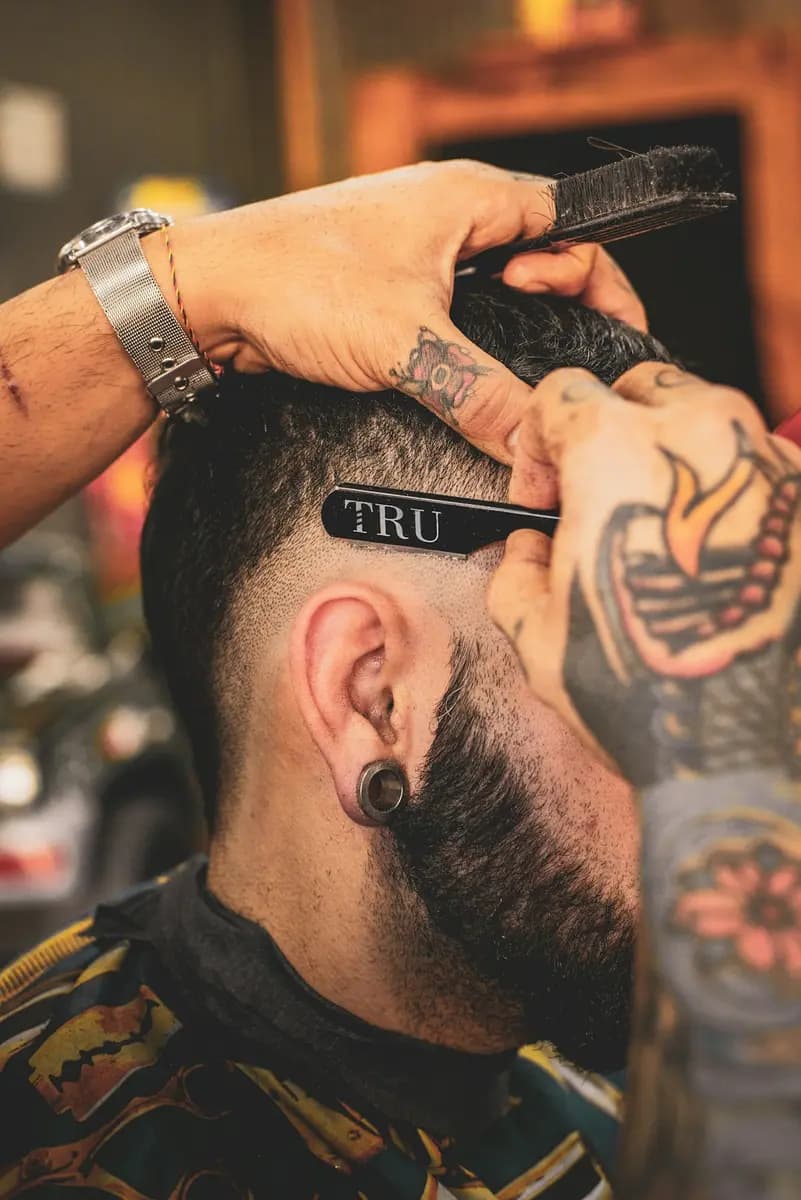 Barbero marcando un corte a navaja