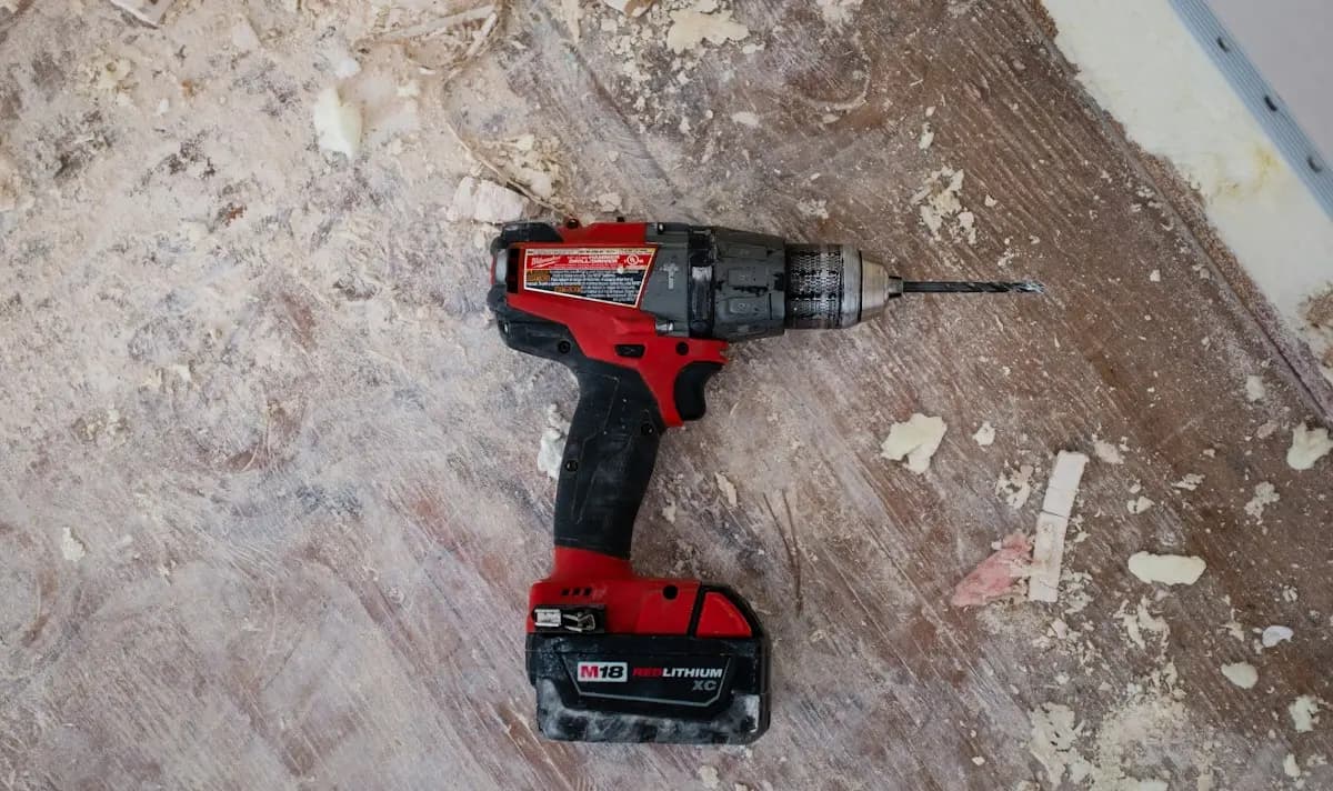 Taladro percutor rojo sobre una mesa de trabajo