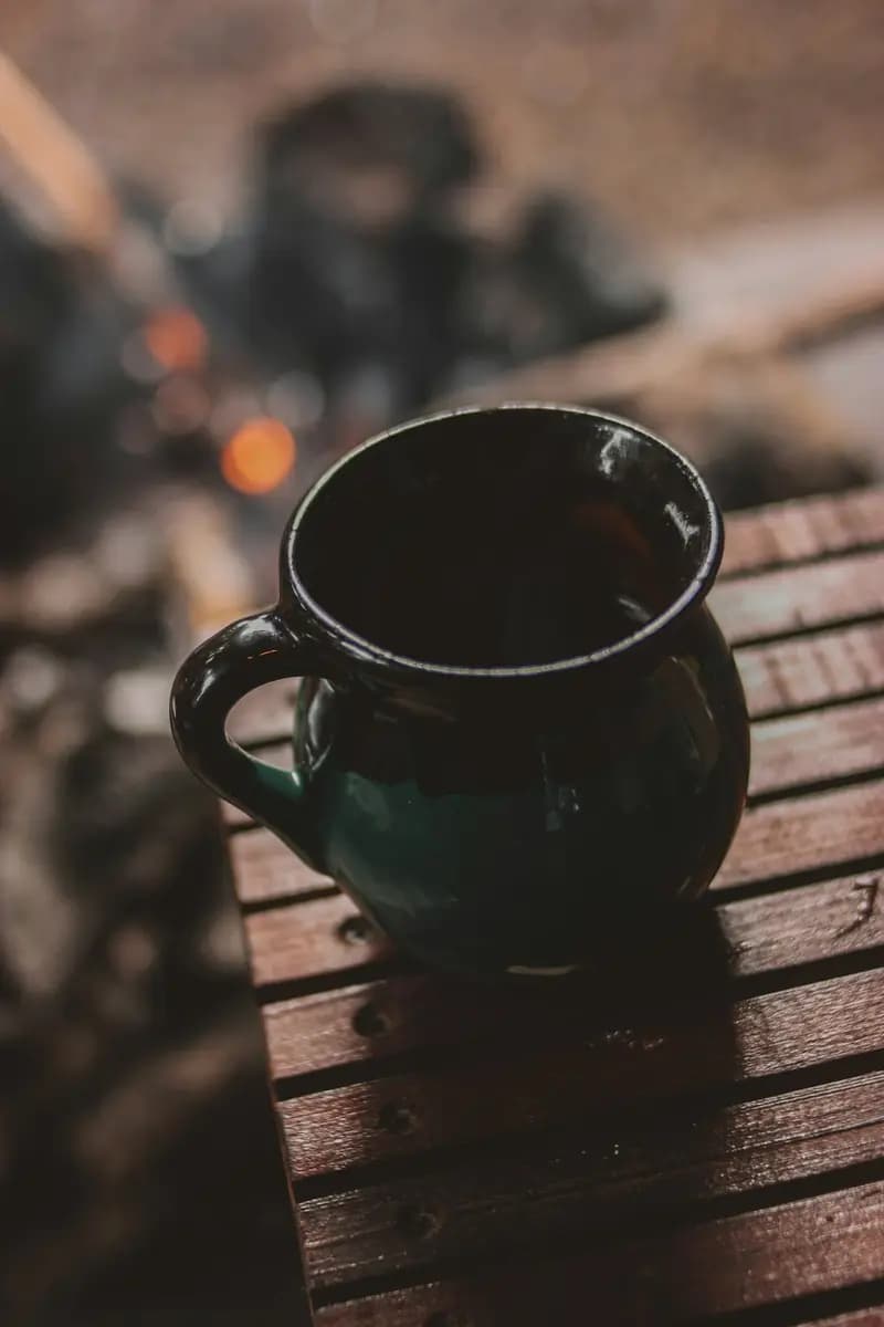 Café de olla en jarro de barro