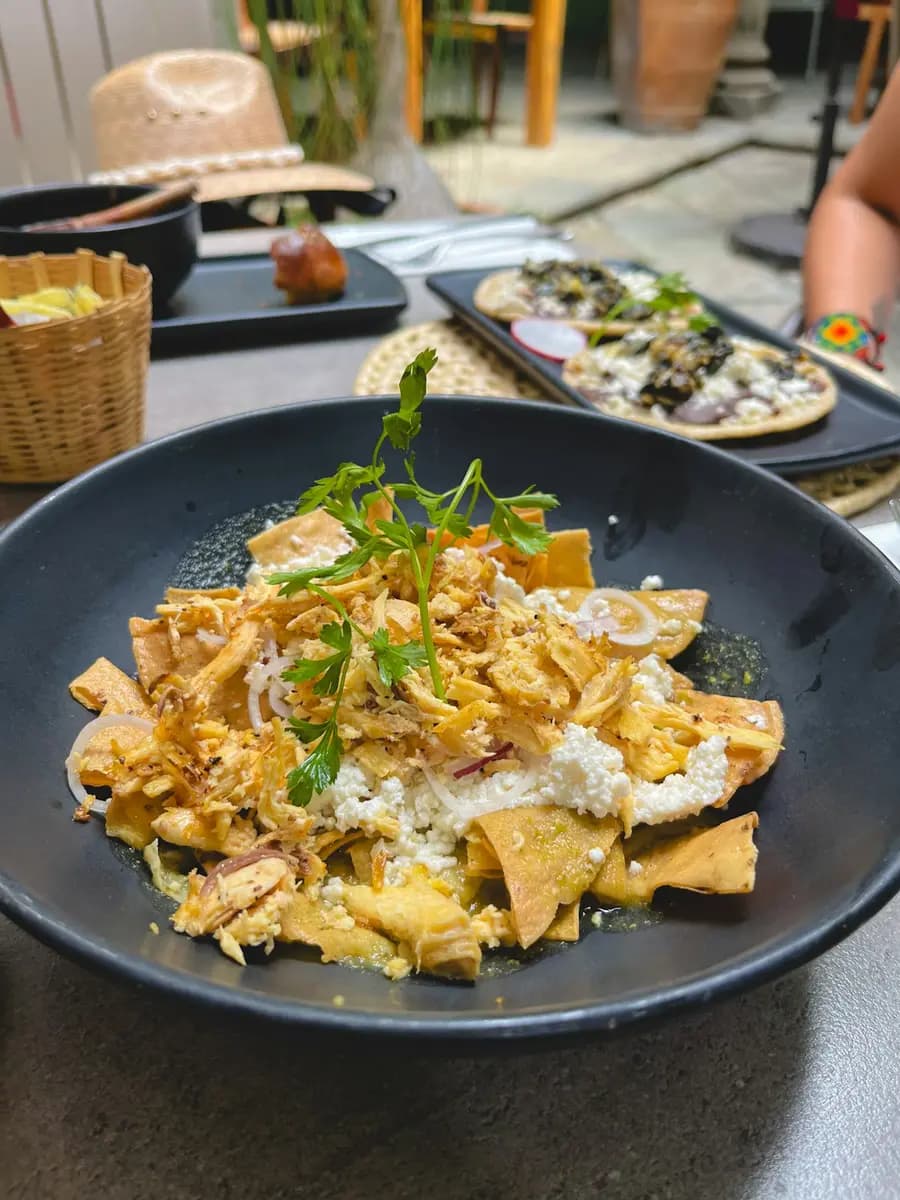 Chilaquiles con pollo, queso y cebolla