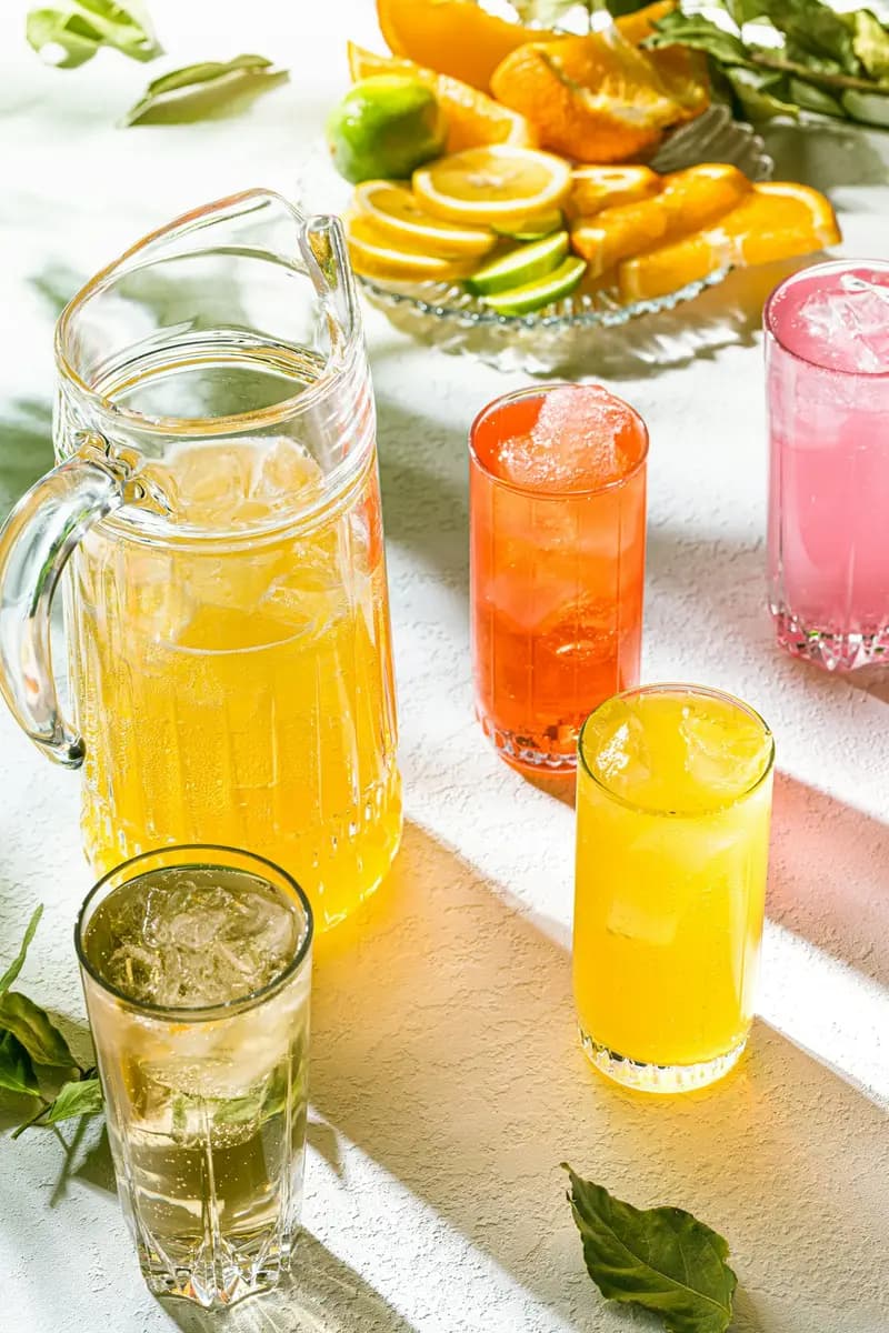 Jarras y vasos de aguas frescas