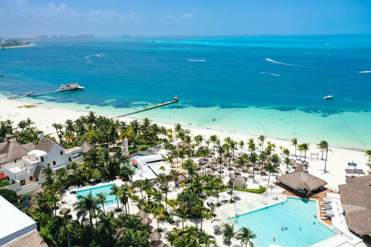 Hotel con alberca frente al mar Caribe