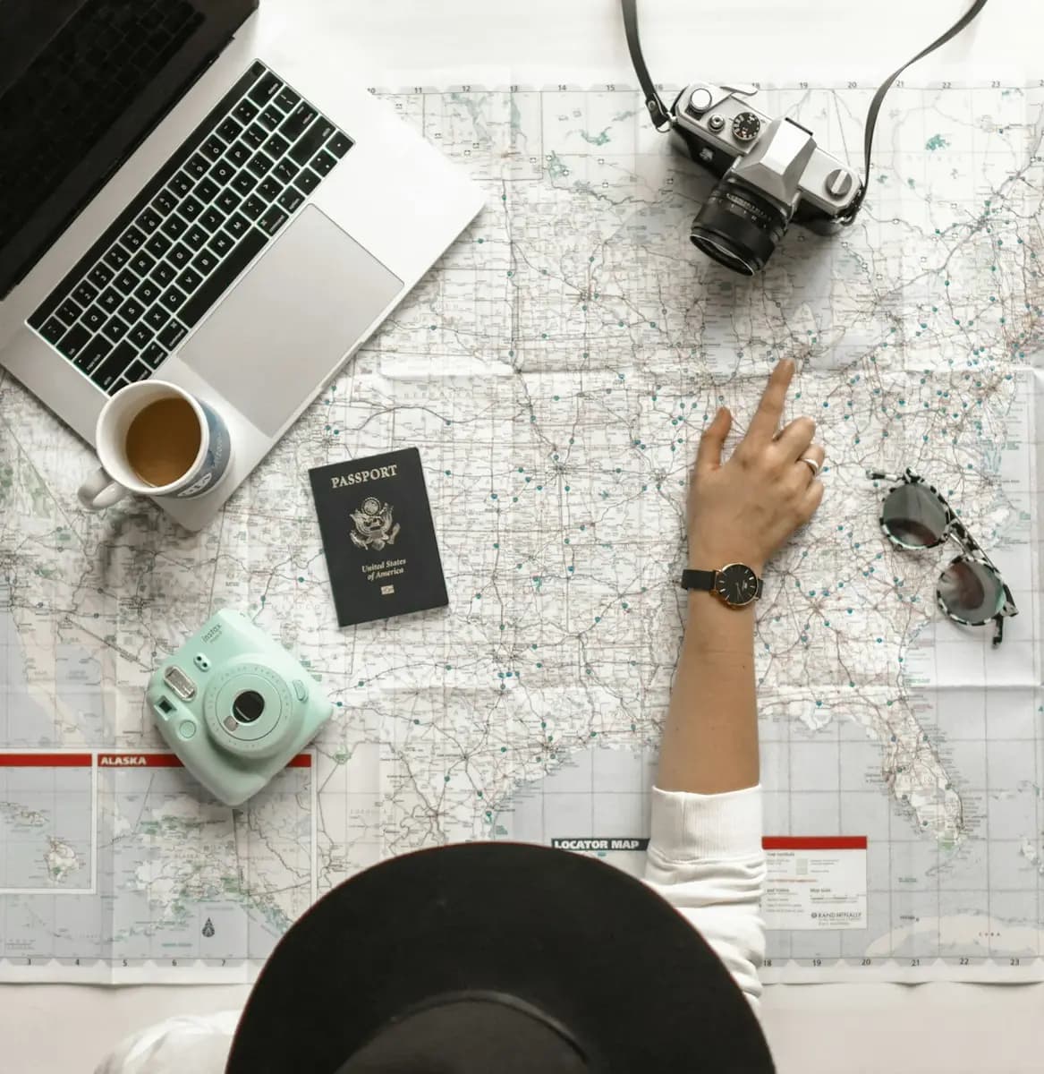 Mapa, pasaporte y cámara sobre una mesa