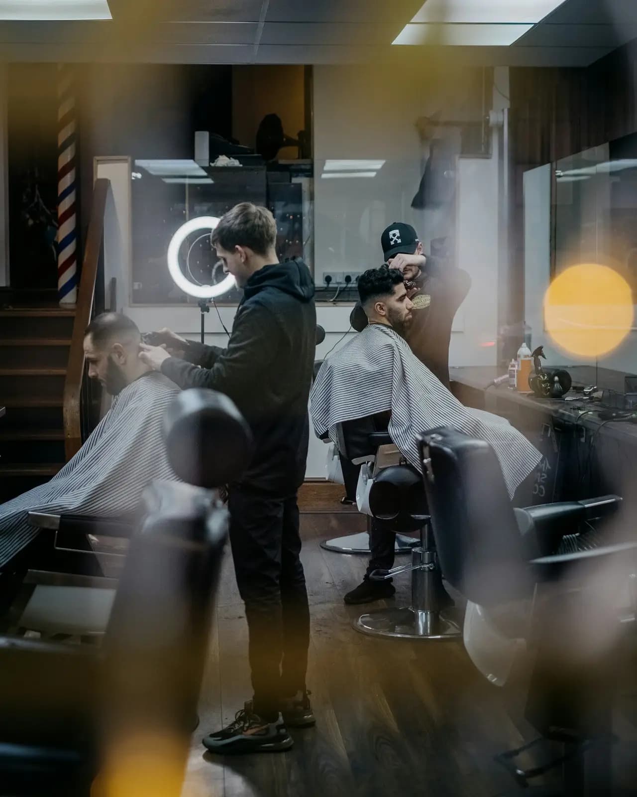 Barbero cortando el cabello a un cliente