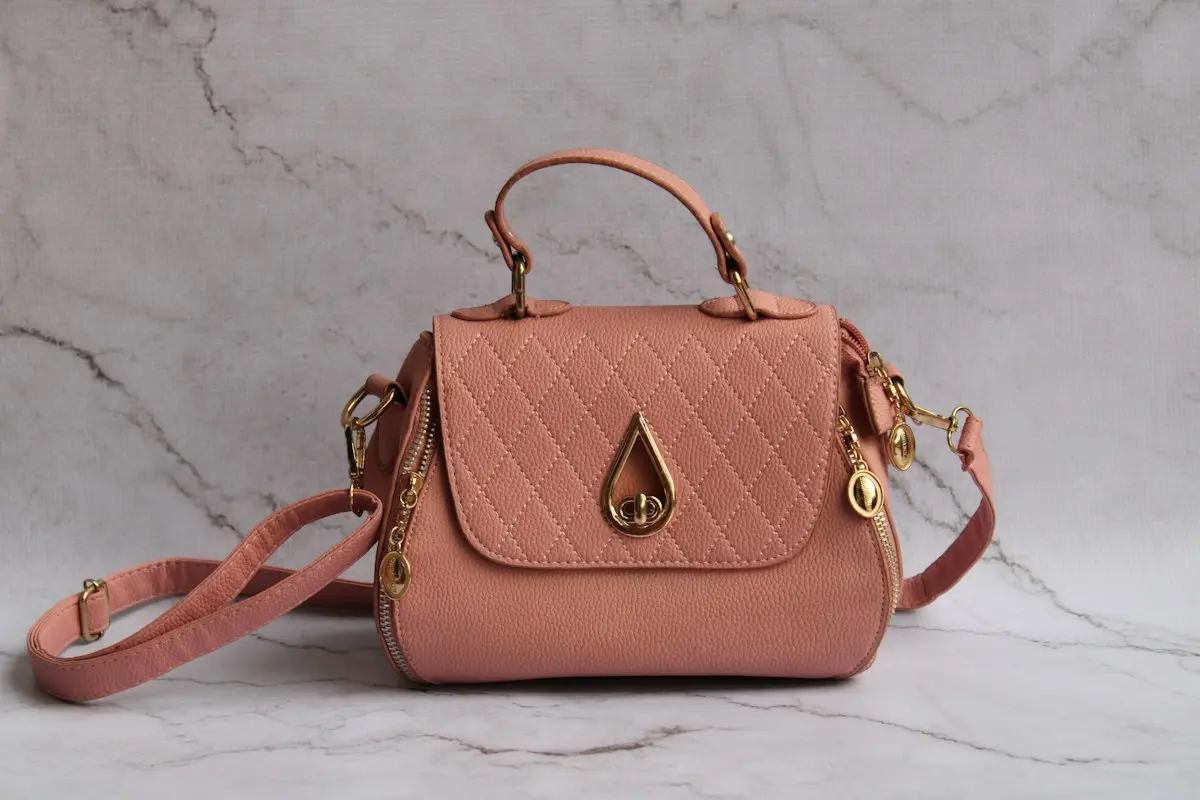 Bolso acolchado rosa sobre mármol